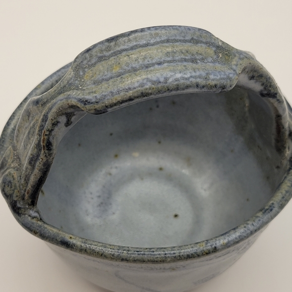 Art Pottery Basket. hand made with applied handle. Signed - Picture 4 of 7